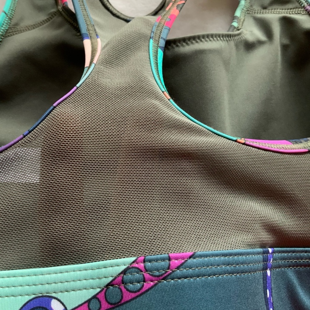 Nike Swoosh Icon Clash Dri-FIT Sports Bra - Picture 6 of 11